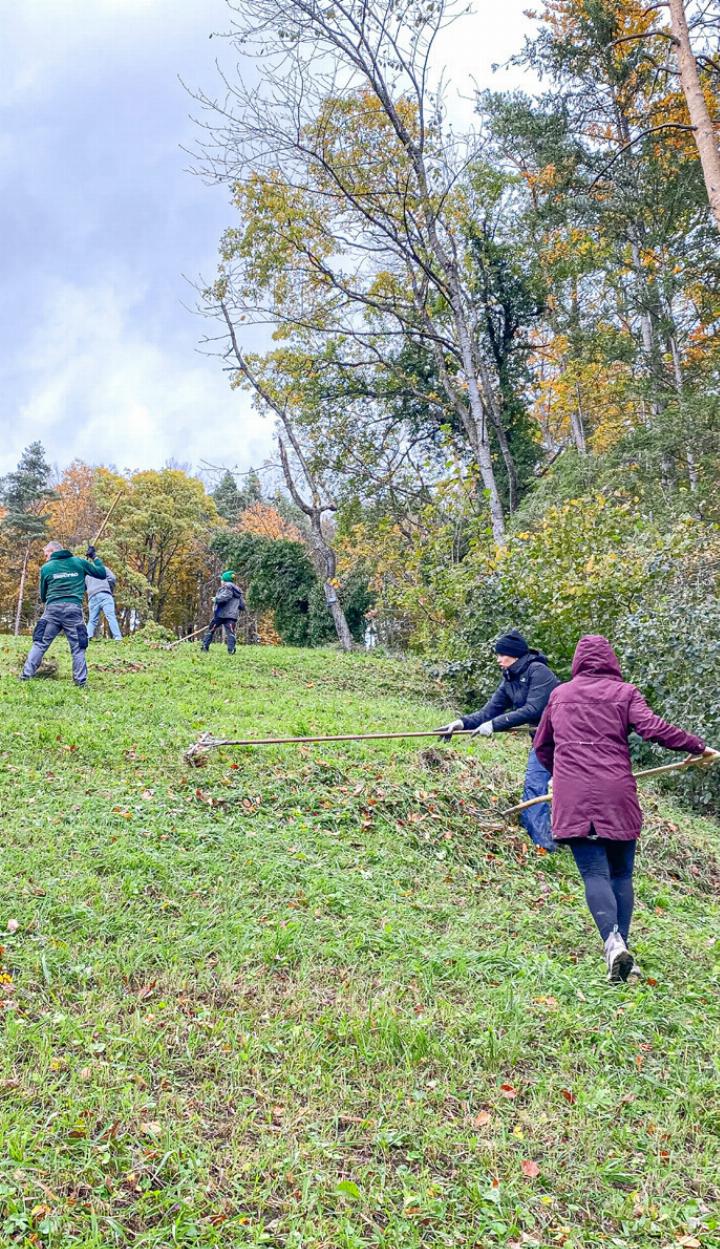 Tatkräftige Helferinnen und Helfer im Einsatz 
für mehr Biodiversität.
Bild Brigitt Buser