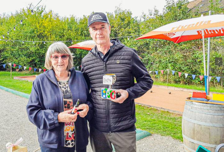 Esther Eglin und Rolf Gunzenhauser haben das letzte Boule-Spiel der Saison gewonnen. Bild zvg