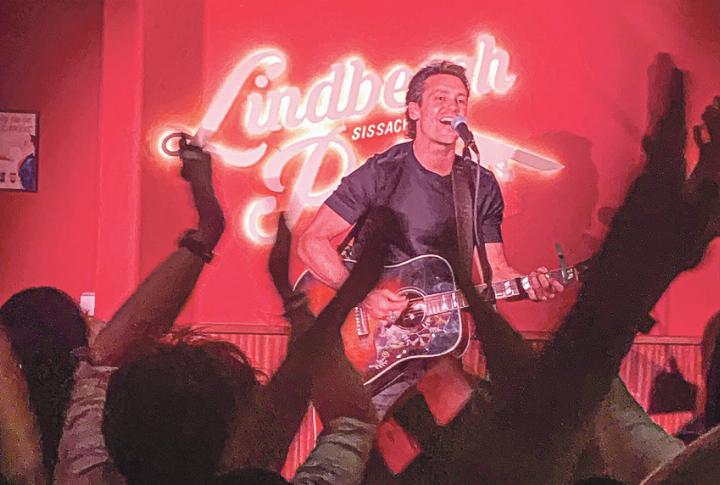Der Westschweizer Singer/Songwriter Bastian Baker spielte im «Lindbergh Pub» zweimal vor gut 100 Zuhörern. Bild zvg / David Abt