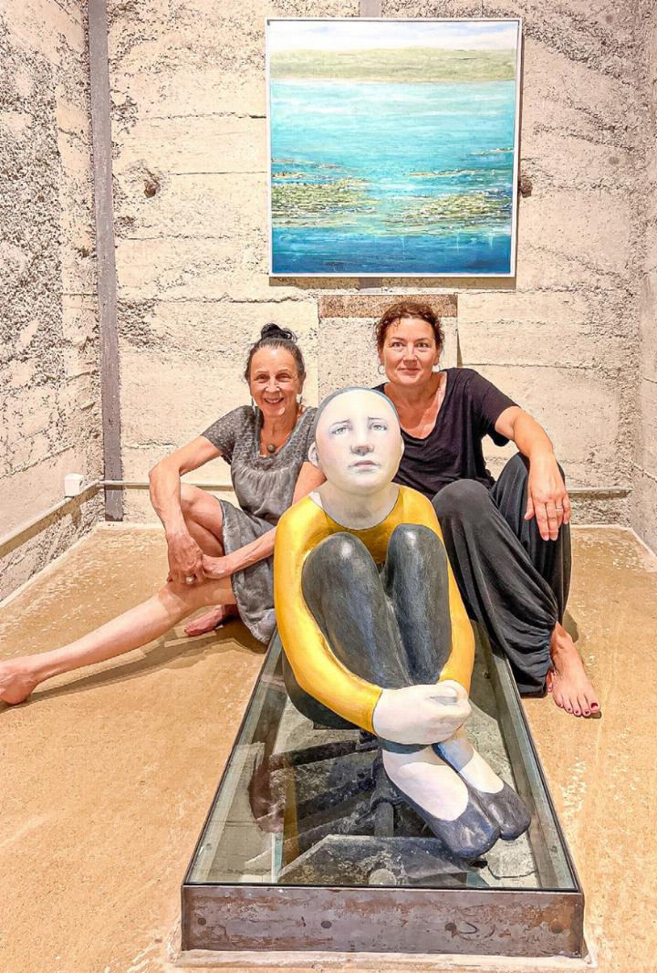 Denise Bürgi und Nadja Lerch in ihrer Ausstellung im «Silo 12». Bilder bke.