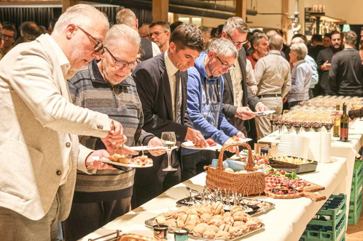 Der Genuss kam am traditionellen Treffen von Unternehmern und Gemeinderatsmitgliedern in der Oberen Fabrik nicht zu kurz. Bild Severin Furter