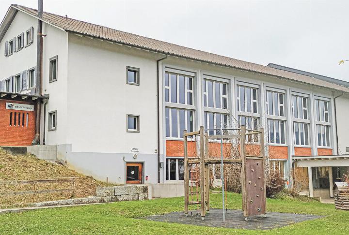 Unter anderem die Sanierungskosten des Schulhauses belasten den Finanzhaushalt der Gemeinde stark. Bild svr.