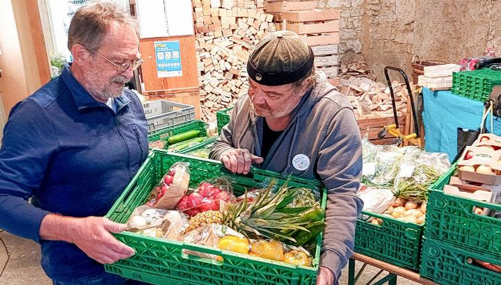 Präsident und Mitgründer Matthias Gysel (links) und Geschäftsführer Steve Hunsperger engagieren sich bei der Lebensmittelabgabe. Bild zvg