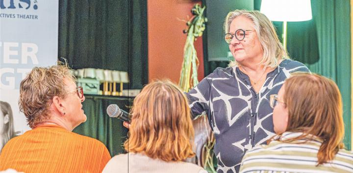 Als Moderatorin hat Verena Gauthier die Aufgabe, zwischen Publikum und dem Geschehen auf der Bühne zu vermitteln und zu führen.
Bild zvg
