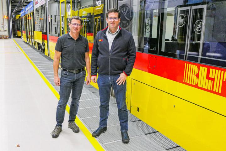 Philipp Glogg (links) und Christian Boos im Depot Waldenburg: Sie nehmen Stellung zu den Kinderkrankheiten der neuen Waldenburgerbahn. Bild Elmar Gächter