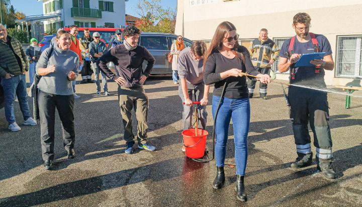 An mehreren Posten konnte die Bevölkerung ihre Geschicklichkeit testen. Bilder Sander van Riemsdijk An mehreren Posten konnte die Bevölkerung ihre Geschicklichkeit testen. Bilder Sander van Riemsdijk