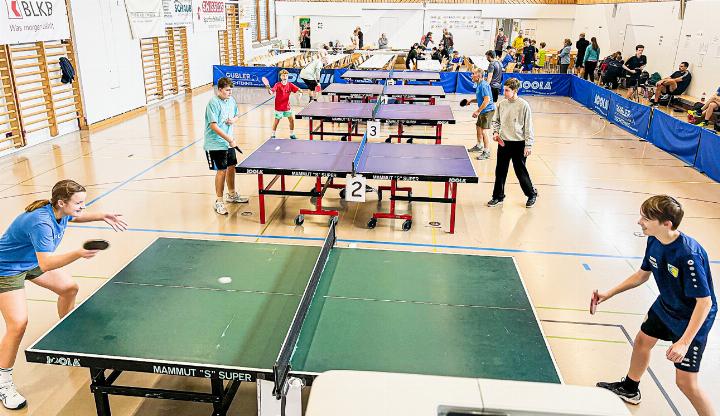 Das grosse Stelldichein der Tischtennisbegeisterten mit und ohne Lizenz. Bilder Lukas Müller