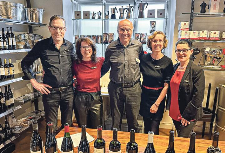 Strahlende Gesichter an der Degustation 2024 – das Team von Vitrum und Muff Haushalt mit Firmengründer Max.
Bild zvg