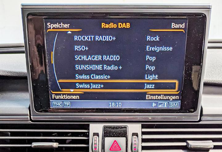 In Zukunft wird Radio SRF nur noch über «DAB » zu hören sein und solche Autoradios werden wohl zum Standard. Bild pcm.