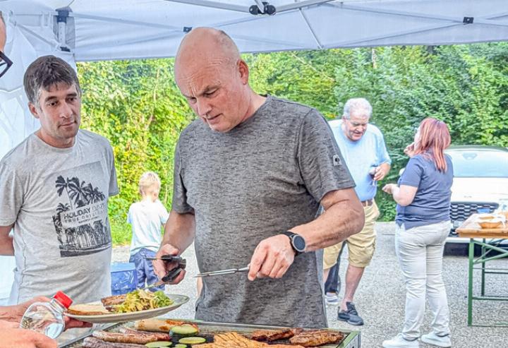 Alt Landrat und Grillmeister Marcel Zimmermann unter aufmerksamer Beobachtung des Oberdörfer Gemeindepräsidenten Piero Grumelli. Bild zvg