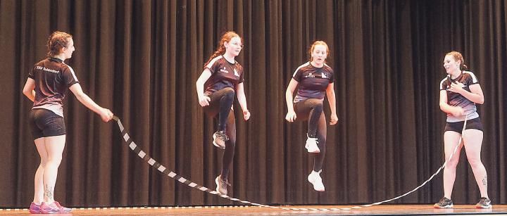 Vier junge Turnerinnen des TSV Bubendorf gaben an der Mitgliederversammlung einen spannenden Einblick in das «Rope Skipping». Bild Markus Graf