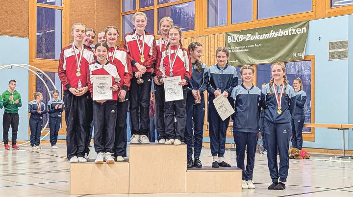 Die beiden Rhönrad-Teams des TV Liestal (roter Trainer) brillieren in Hölstein mit dem ersten und zweiten Podestplatz und weiteren Top-Platzierungen. Bild zvg