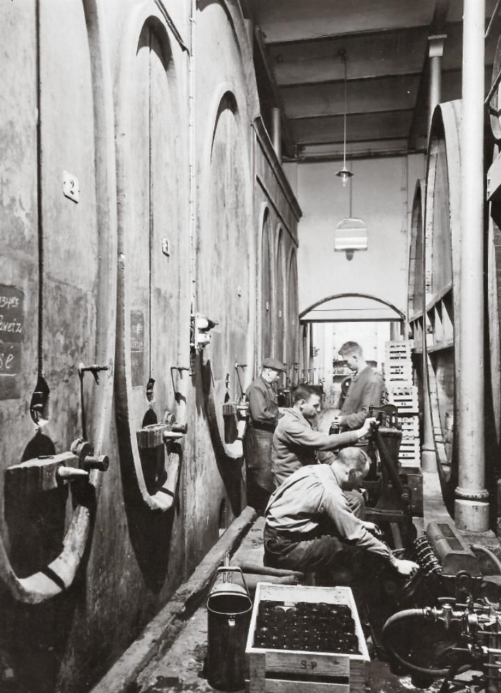 Weinabfüllung im Keller der Siebe Dupf Kellerei im Jahr 1937.