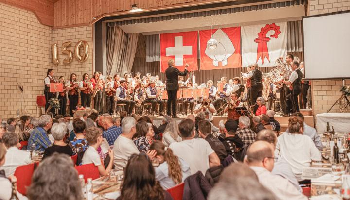 In der vollbesetzten Mehrzweckhalle zeigte das Geburtstagskind auf der Bühne seine Qualitäten. Bilder Melanie Frey
