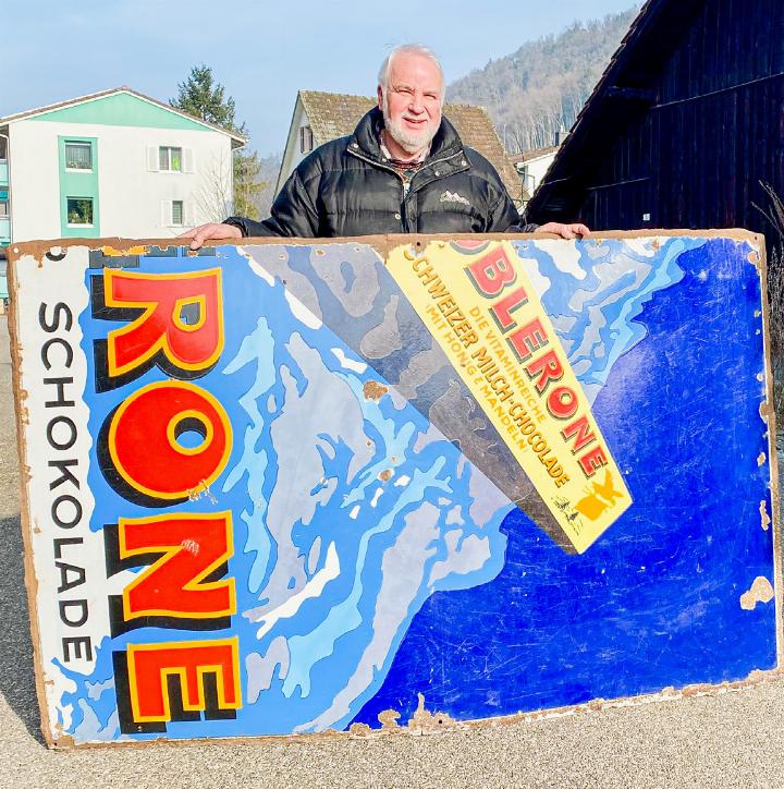 Auch nur eine Schildhälfte ist schon beträchtlich gross: Heinz Spinnler (70) mit der halben Toblerone-Werbetafel, die während drei Jahrzehnten an der Hauensteinstrasse vermutlich im Bereich Sommerau stand. Bild David Thommen