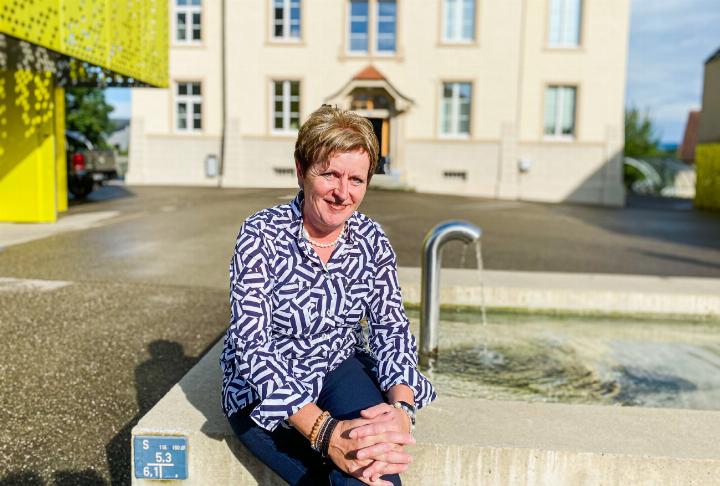 Miriam Hersche vor dem Gemeindezentrum in Seltisberg. Bild Willi Wenger