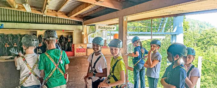 Alle Kinder werden mit Helm, Gstältli, Handschuhen und Karabinern ausgerüstet. Bilder zvg