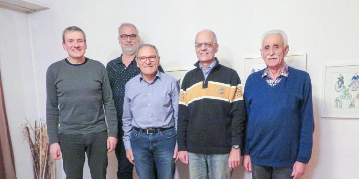 Erich Bader, der Gewinner der Jahresmeisterschaft (JM), Rolf Deucher, 3. der JM (platziert mit dem fehlenden Peter Rodel), Werner Kamber, 2. der JM, Andreas Wild (Präsident) sowie Freimitglied «Joggi» Jakob Baumli (von links). Bild zvg