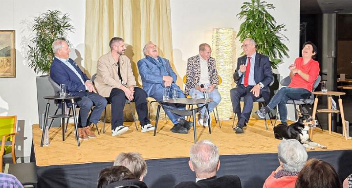 Sassen im November im «Eibach» vor 240 Personen: Erich Straumann, Sven Wassmer, -minu, Kurt Aeschbacher, Adolf Ogi und Monika Fasnacht (von links).
Bild zvg