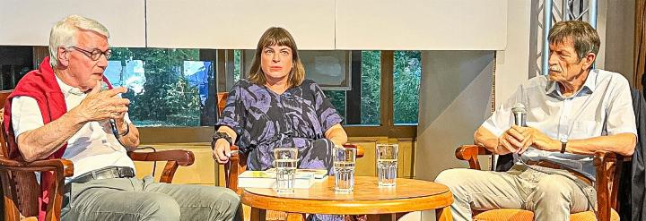 Ueli Mäder (rechts) im Gespräch mit Isabel Prinzing und Hansruedi Müller. Bild Brigitte Keller