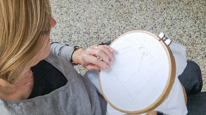 Edith Bergamin setzt die traditionelle Leinenstickerei auf moderne Art um.
Bild zvg