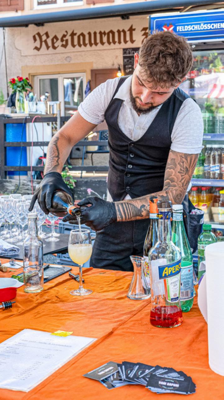Vor dem Restaurant Kreuz wurden verschiedene Drinks zubereitet.