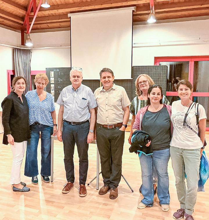 Der neu gewählte Vorstand des «Netzwerks Gesundheit und Soziales Oberbaselbiet» mit den Revisorinnen. Bild zvg