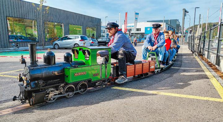 Mit einem Modell-Dampfzug können Besucherinnen und Besucher übers Gelände fahren. Bild zvg