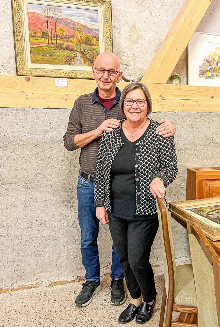 Walter und Edith Blaser in ihrer Galerie, links hinter ihnen ein Bild von Fritz Pümpin. Bild Brigitte Keller