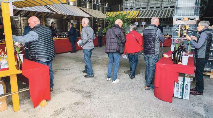 Blick in die Lagerhalle mit den Ständen und den verschiedenen Weinproduzenten.