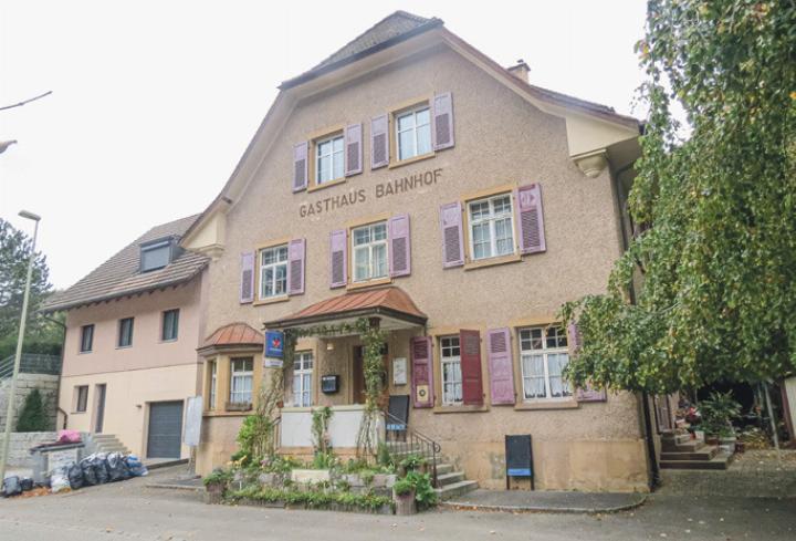 Das ehemalige Gasthaus Bahnhof in Tecknau wurde versteigert.
Bild svr. Das ehemalige Gasthaus Bahnhof in Tecknau wurde versteigert.
Bild svr.