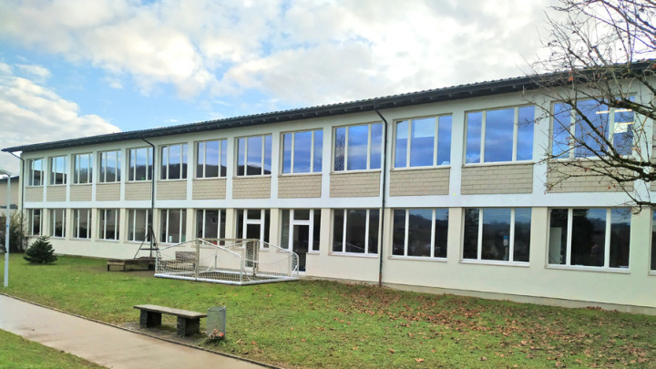 Das alte Primarschulhaus soll einem 11-Millionen-Neubau weichen. Bild svr. Das alte Primarschulhaus soll einem 11-Millionen-Neubau weichen. Bild svr.