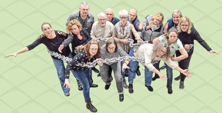 Die Schauspieler nehmen das Publikum mit auf eine unterhaltsame Reise mit unglücklichen Zufällen. Bild zvg