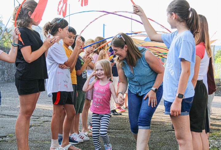 Die Kindergarten-Kinder und die Erstklässler wurden in Rickenbach gestern mit einem Spalier begrüsst. Bild je.