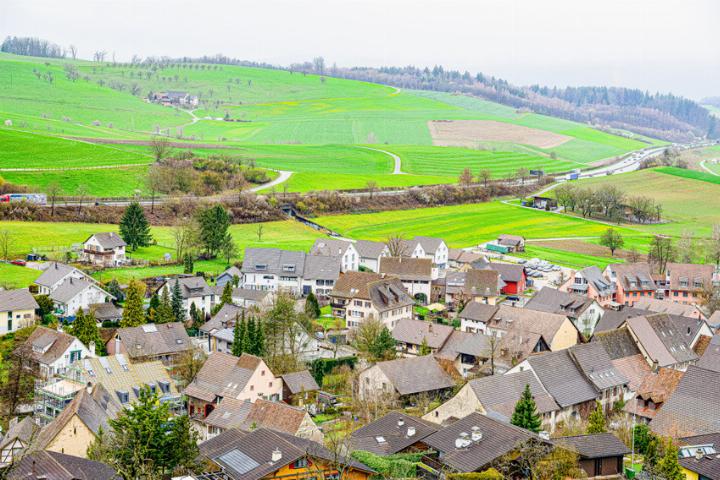 Im nordöstlichen Teil von Arisdorf (im Bild oben rechts) fehlen Lärmschutzmassnahmen. Der Bund sieht keinen Handlungsbedarf. Bild Archiv vs