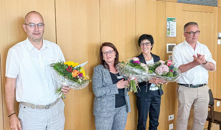 Rücktritt Ende Juni aus dem Kirchenrat: Pfarrer Matthias Plattner, Sandra Bätscher, Cornelia Hof und Präsident Pfarrer Christoph Herrmann bei der Verabschiedung im grossen Saal des Alterszentrums Gritt (von links). Bild zvg