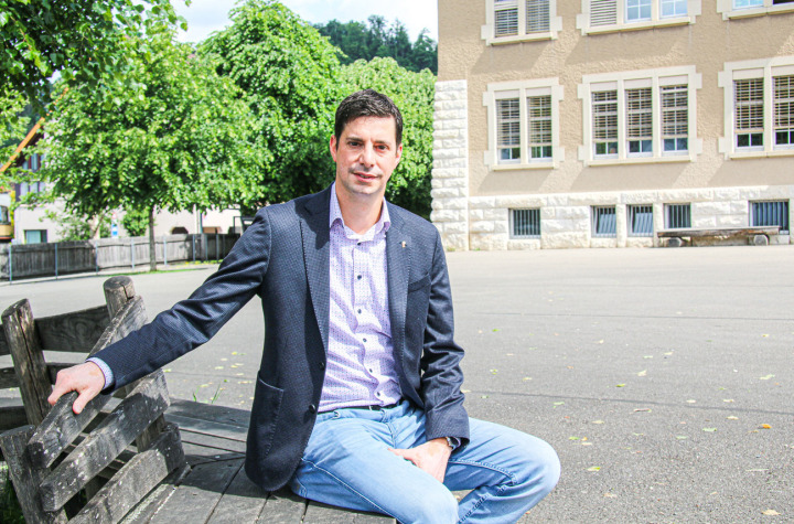 Reto Tschudin auf dem Schulhausplatz in Lausen – heute Abend findet im Dorf das Landratspräsidentenfest mit rund 350 Gästen statt. Bild Janis Erne