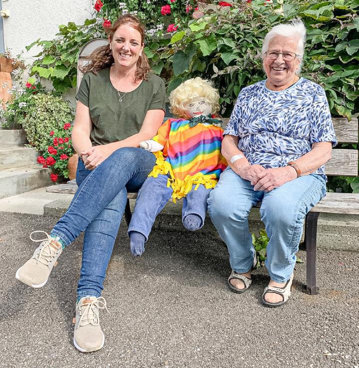 Eulalia gut eingebettet zwischen OK-Präsidentin Christine Spycher (links) und «Mutter» Annarös Häfelfinger. Bild André Frauchiger
