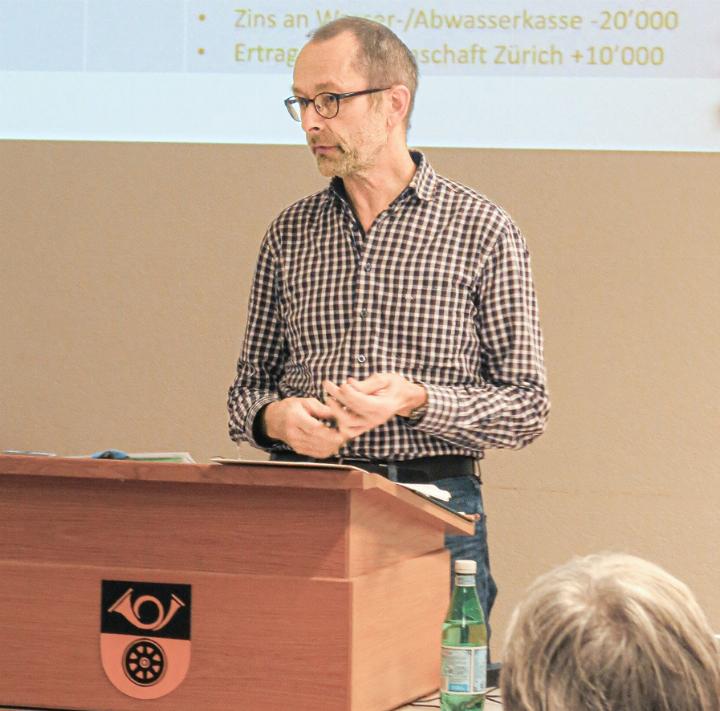 Gemeindepräsident Daniel Meier führte durch die Versammlung. Bild svr.