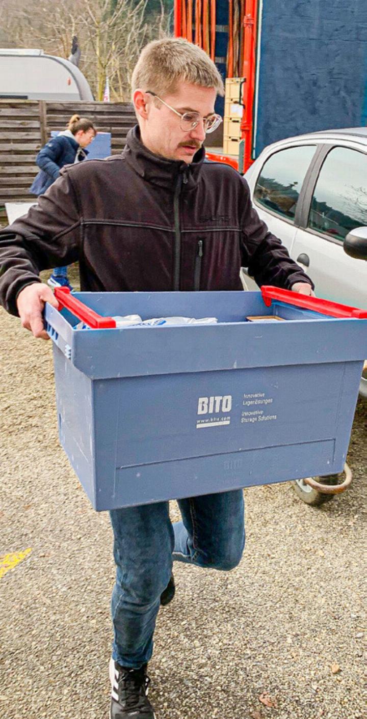 Wirt Pascal Thommen beim Tragen von schwerer Last.