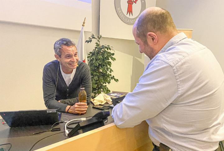Bernhard Heusler (links) und Dominik Straumann während einer Pause. Bild dae.