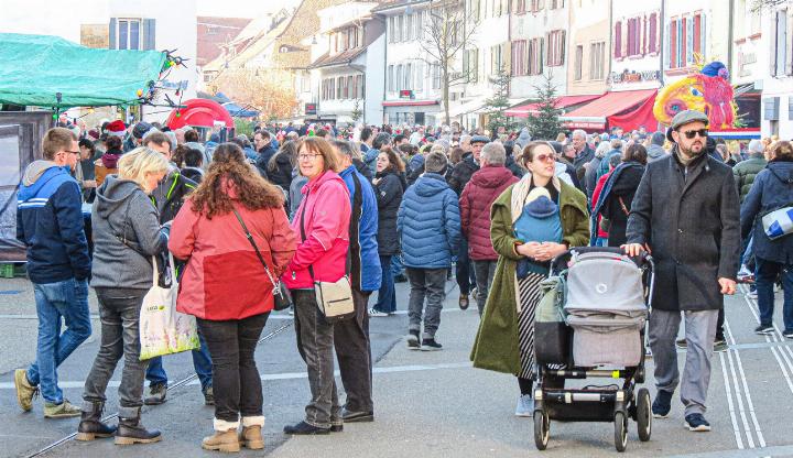 Fast wie an der Fasnacht: fröhliches Gedränge in der Begegnungszone. Bilder Sander van Riemsdijk