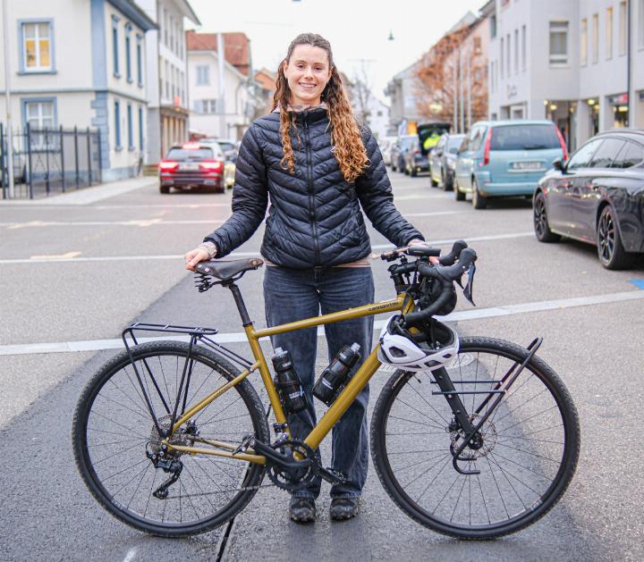 Die Gepäckträger sind montiert: Anouk Anderegg wagt eine Veloreise, die es in sich hat. Bild Nikolaos Schär