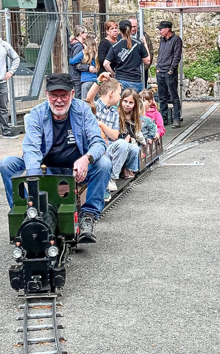 Während die Grossen die Ausstellungen begutachteten, vergnügten sich die Kleinen auf der «Midi-Dampfbahn».
Bild Brigitte Keller
