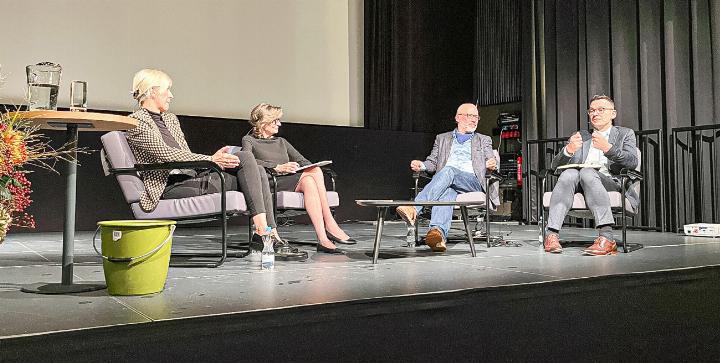 Nadine Gembler, Moderatorin Christine Mangold, Referent Andreas M. Walker und Regierungsrat Thomi Jourdan diskutieren angeregt. Bild zvg / Cyrill Laube