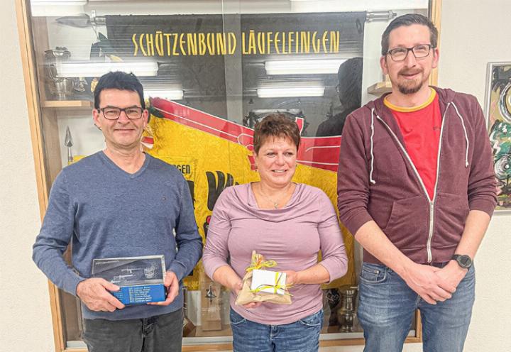 Präsident Kevin Handschin (rechts) mit Samuel und Fabienne Strub, den beiden Besten der Vereinsmeisterschaft.
Bild zvg