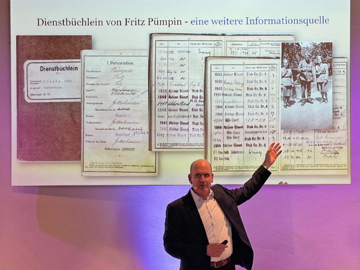 Der Buchautor Frédéric Stalder erzählte an der Vernissage, wie ihm das Dienstbüchlein von Fritz Pümpin bei seinen Recherchen weiterhalf. Bilder zvg