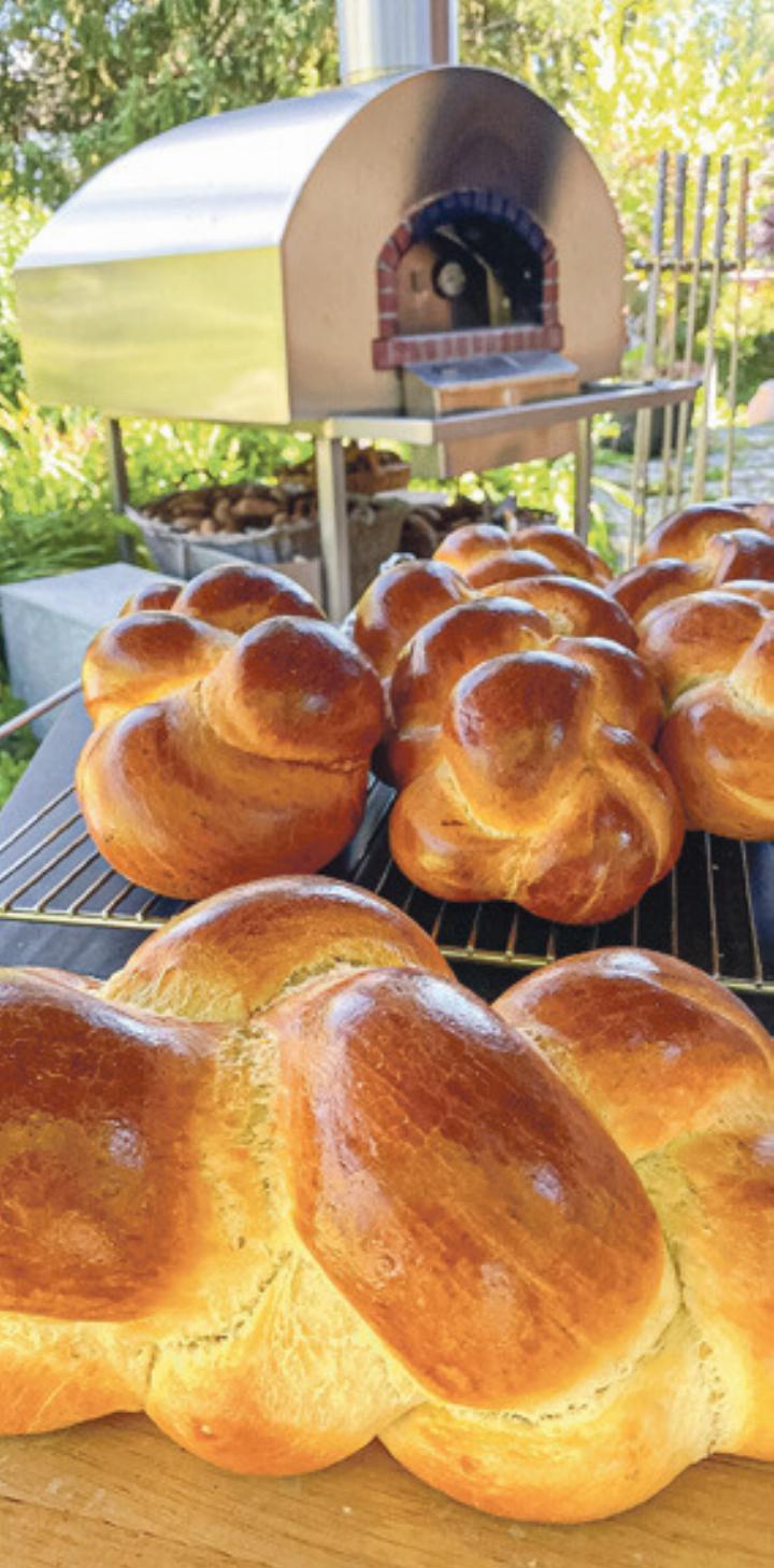 Die beste «Züpfe» kommt aus dem Holzbackofen. Bild zvg