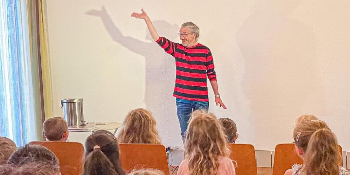 Der Berner Kinderbuchautor Lorenz Pauli begeisterte die Ramlinsburger Schülerinnen und Schüler.
Bild Karin Schenker