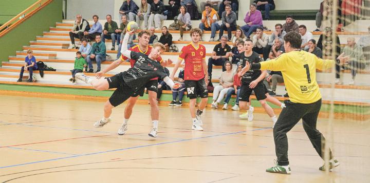 Christoph Müller und seine Teamkollegen im ver-
gangenen Herbst im Spiel gegen die SG Möhlin Fricktal. Die Fricktaler gewannen und führen heute die Tabelle an.
Bild zvg / Sydney Keller